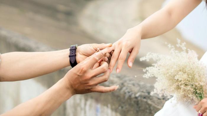 Tips Menciptakan Suasana Romantis Sebelum Berhubungan