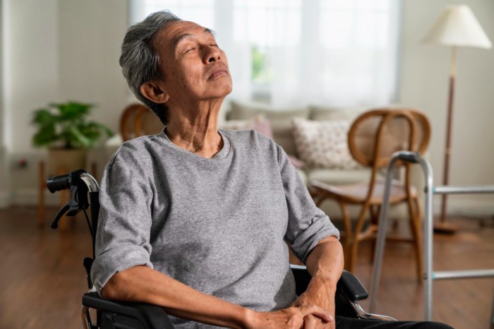 Seorang Lansia Sembuh dari Stroke dengan Semangat Rehabilitasi
