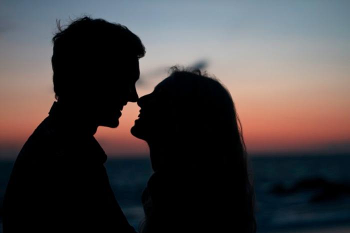 Tips Menciptakan Suasana Romantis Sebelum Berhubungan