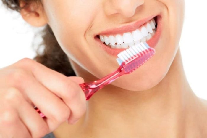 Efek samping bleaching gigi yang bisa terjadi saat memutihkan gigi Efek Samping Terlalu Sering Memutihkan Gigi