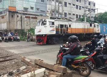 Perbaikan Perlintasan Sebidang Kereta Tak Resmi oleh Pemkot Bekasi