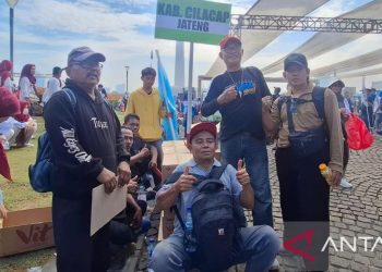 Buruh 60 Tahun dari Cilacap Tempuh 9 Jam Untuk Merayakan May Day di Monas