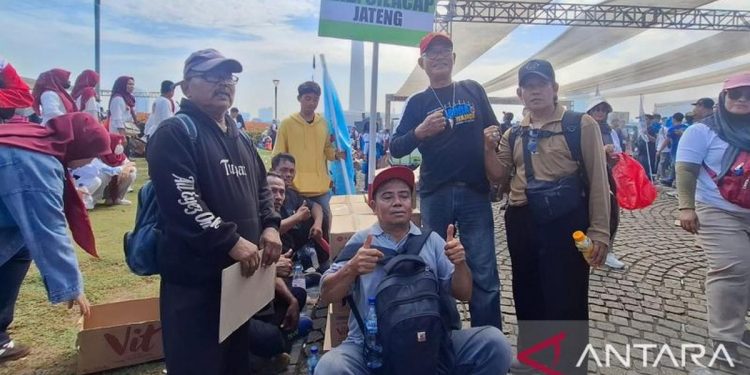 Buruh 60 Tahun dari Cilacap Tempuh 9 Jam Untuk Merayakan May Day di Monas