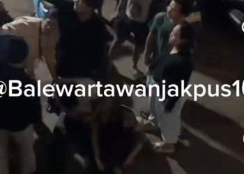 Pemuda Dikeroyok hingga Jatuh ke Lantai Dasar Pasar Grogol