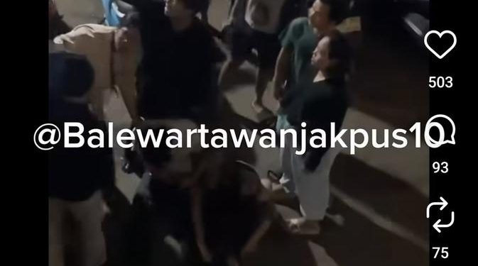 Pemuda Dikeroyok hingga Jatuh ke Lantai Dasar Pasar Grogol