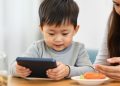 Anak Makan Sambil Nonton, Dokter Jelaskan Dampaknya bagi Tumbuh Kembang Anak