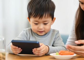 Anak Makan Sambil Nonton, Dokter Jelaskan Dampaknya bagi Tumbuh Kembang Anak