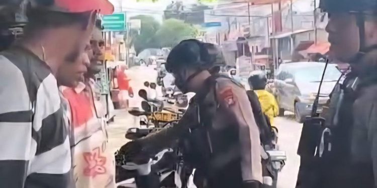 Momen Mata Elang Ciut Dihampiri Polisi dan Diminta Baris di Pinggir Jalan