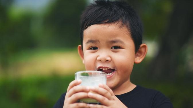 Jarak Minum Susu dan Makan yang Dekat Ganggu Penyerapan Zat Besi
