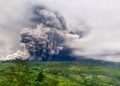 Gunung Semeru Erupsi Muntahkan Awan Panas Sabtu Malam