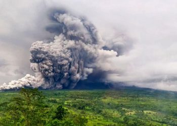 Gunung Semeru Erupsi Muntahkan Awan Panas Sabtu Malam