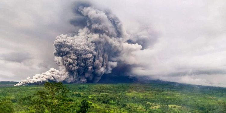 Gunung Semeru Erupsi Muntahkan Awan Panas Sabtu Malam