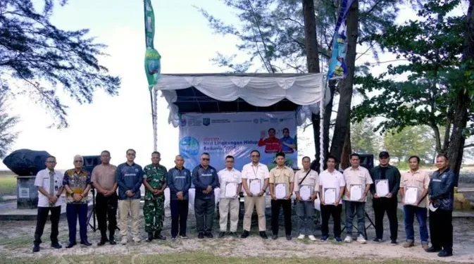 Dinas Lingkungan Hidup Tanam Ratusan Pohon untuk Cegah Abrasi di Belitung Timur