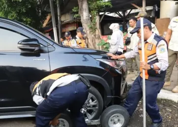 Razia Parkir Liar di Senopati, Mobil Diderek dan Pentilnya Dicabut