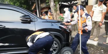Razia Parkir Liar di Senopati, Mobil Diderek dan Pentilnya Dicabut