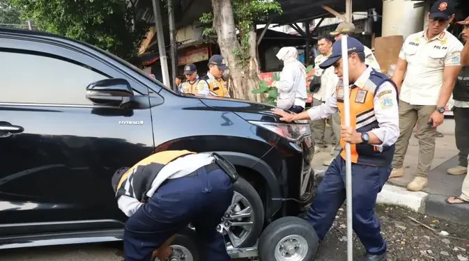 Razia Parkir Liar di Senopati, Mobil Diderek dan Pentilnya Dicabut