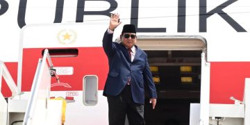 Teddy Seskab Menanggapi Kritik Rombongan Prabowo ke Luar Negeri