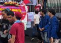 Demo di DPR oleh Mahasiswa dengan Karangan Bunga