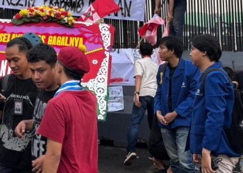 Demo di DPR oleh Mahasiswa dengan Karangan Bunga