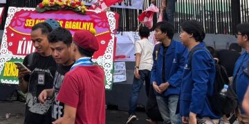 Demo di DPR oleh Mahasiswa dengan Karangan Bunga