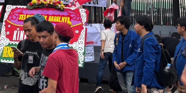 Demo di DPR oleh Mahasiswa dengan Karangan Bunga