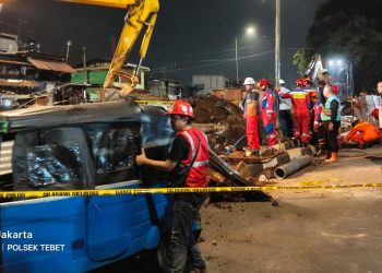 Evakuasi Dramatis Anak Tersangkut di Lubang Proyek Tebet