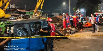 Evakuasi Dramatis Anak Tersangkut di Lubang Proyek Tebet