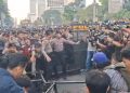 Pendemo Rebut Pagar TNI dan Polisi di Bundaran HI Dihalangi