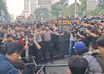 Pendemo Rebut Pagar TNI dan Polisi di Bundaran HI Dihalangi