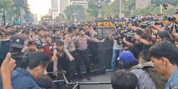 Pendemo Rebut Pagar TNI dan Polisi di Bundaran HI Dihalangi