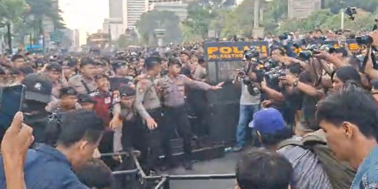 Pendemo Rebut Pagar TNI dan Polisi di Bundaran HI Dihalangi