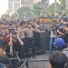 Pendemo Rebut Pagar TNI dan Polisi di Bundaran HI Dihalangi