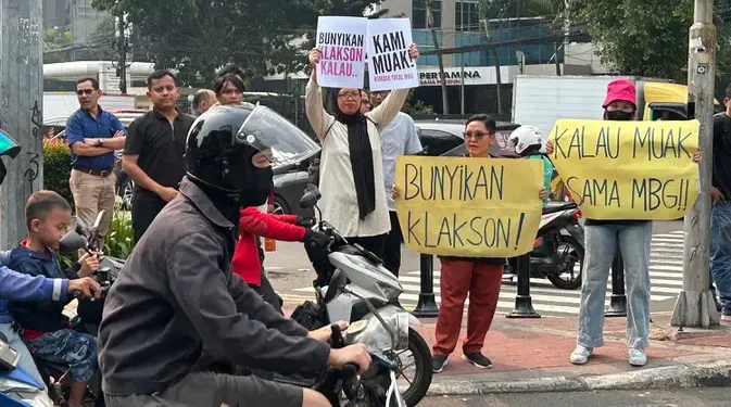 Kritik MBG, Pengunjuk Rasa Ajak Warga Bunyi Klakson di Jalan