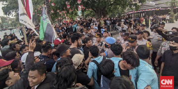 Aksi DPRD Solo, Dua Mahasiswa Diamankan oleh Polisi