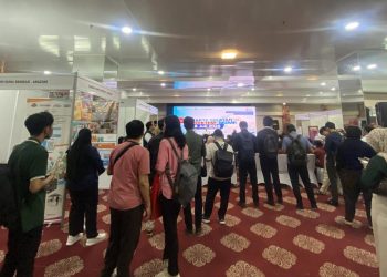 Ayah Mendampingi Putranya Mencari Pekerjaan