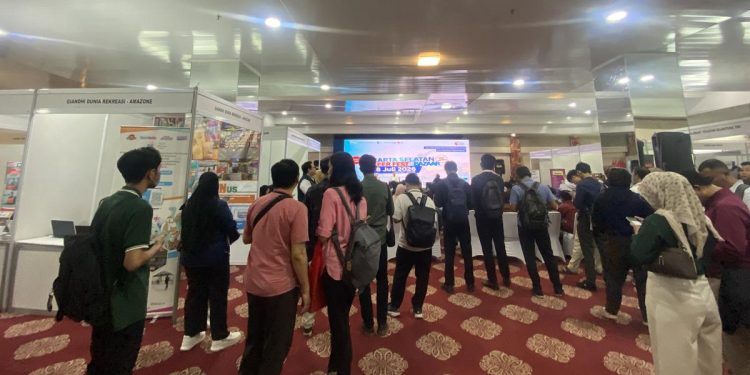 Ayah Mendampingi Putranya Mencari Pekerjaan