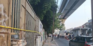 Situasi Terkini Bentrok Warga di Menteng dengan Motor Hangus yang Terlihat
