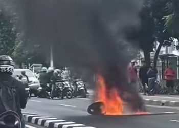 Motor Terbakar setelah Menghindari Mobil yang Memerem Mendadak