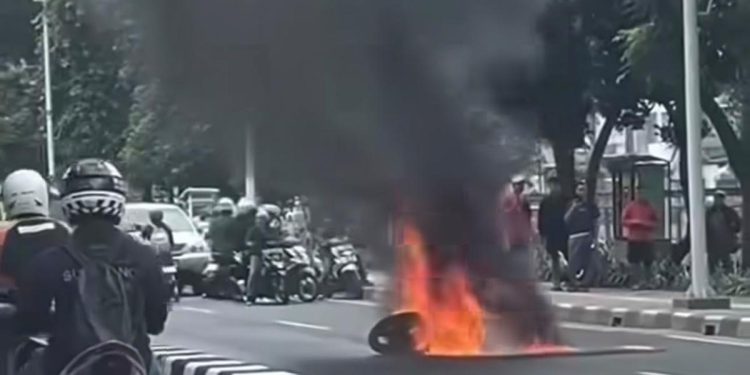 Motor Terbakar setelah Menghindari Mobil yang Memerem Mendadak