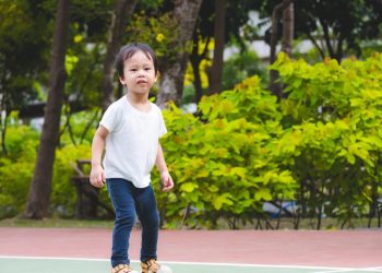 Pilih Dengan Bijak Sepatu dan Sandal Anak yang Sesuai untuk Tumbuh Kembang Kaki
