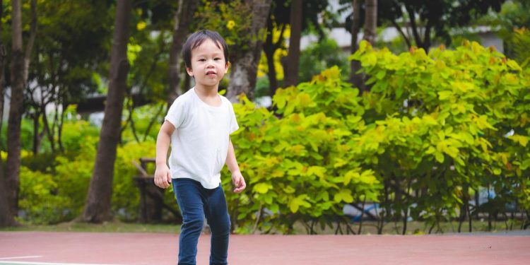 Pilih Dengan Bijak Sepatu dan Sandal Anak yang Sesuai untuk Tumbuh Kembang Kaki