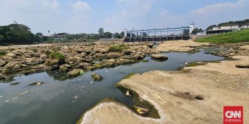 Sungai Cisadane Surut Warga Kesulitan Mendapatkan Air
