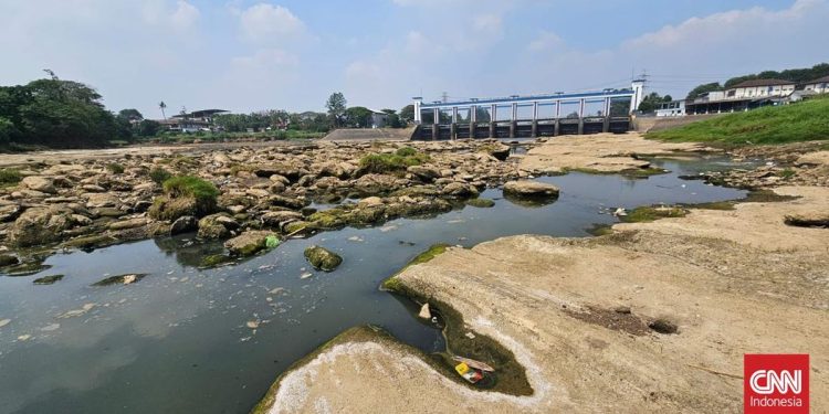 Sungai Cisadane Surut Warga Kesulitan Mendapatkan Air