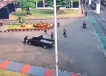 Pikap Terobos Gerbang DPR Saat Aksi Demo 27 Agustus