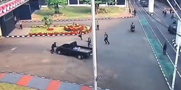 Pikap Terobos Gerbang DPR Saat Aksi Demo 27 Agustus