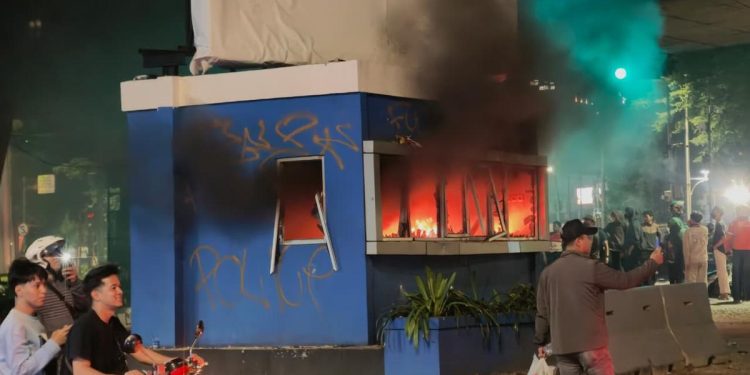 Kebakaran Pos Polisi di Bawah Flyover Slipi oleh Massa
