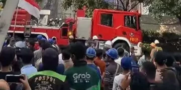 Ceritakan Detik-Detik Kebakaran di Gedung Cikini Menurut Saksi