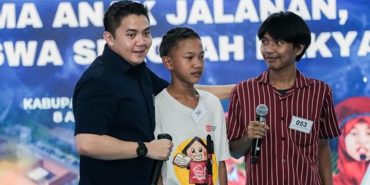 Teddy Disambut Puisi Siswa SR ‘Dari Jalanan Menuju Harapan’