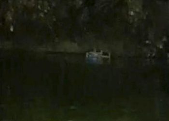 WN Aljazair Melakukan Ritual Berendam di Danau Sunter dan Menolak Dievakuasi