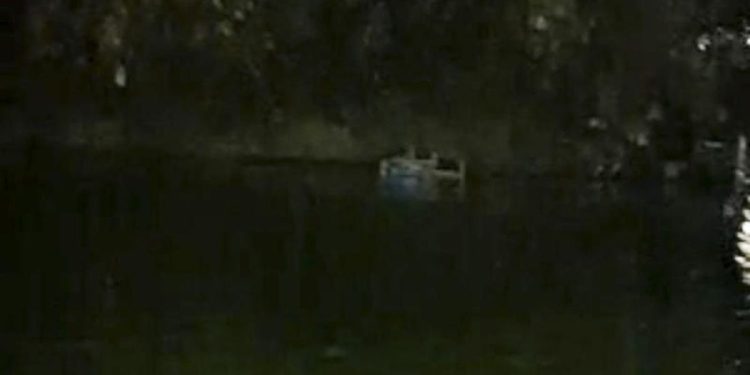 WN Aljazair Melakukan Ritual Berendam di Danau Sunter dan Menolak Dievakuasi